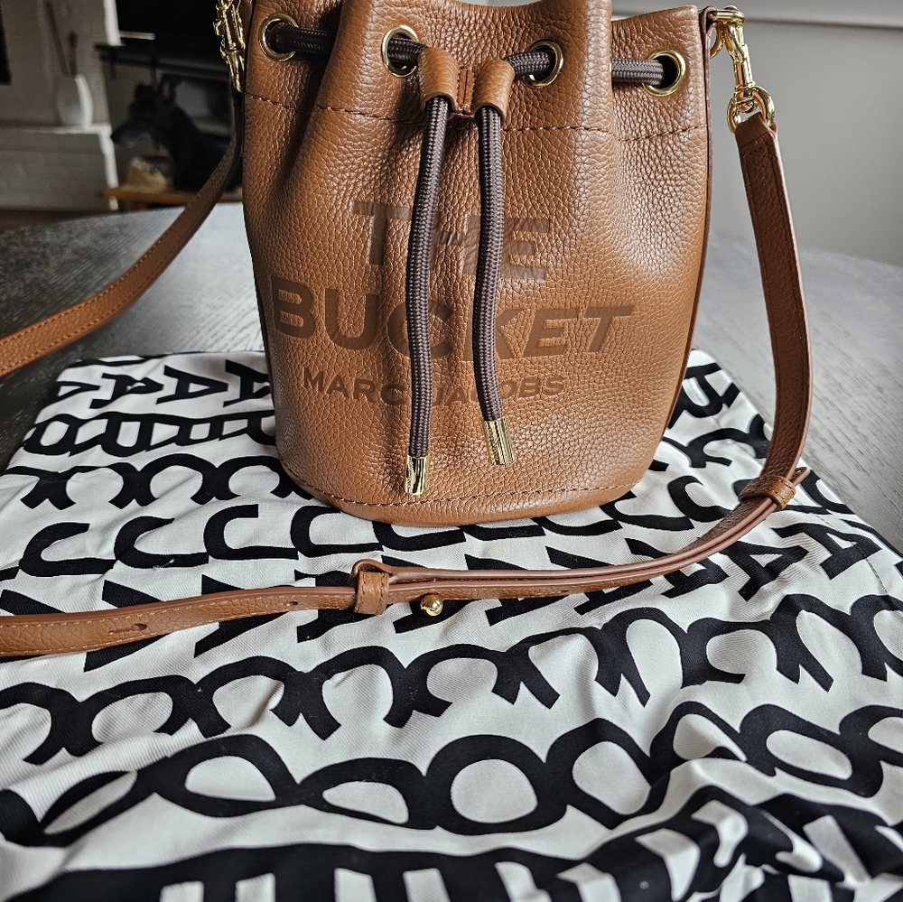 Marc Jacobs small bucket bag. - Picture 6 of 7